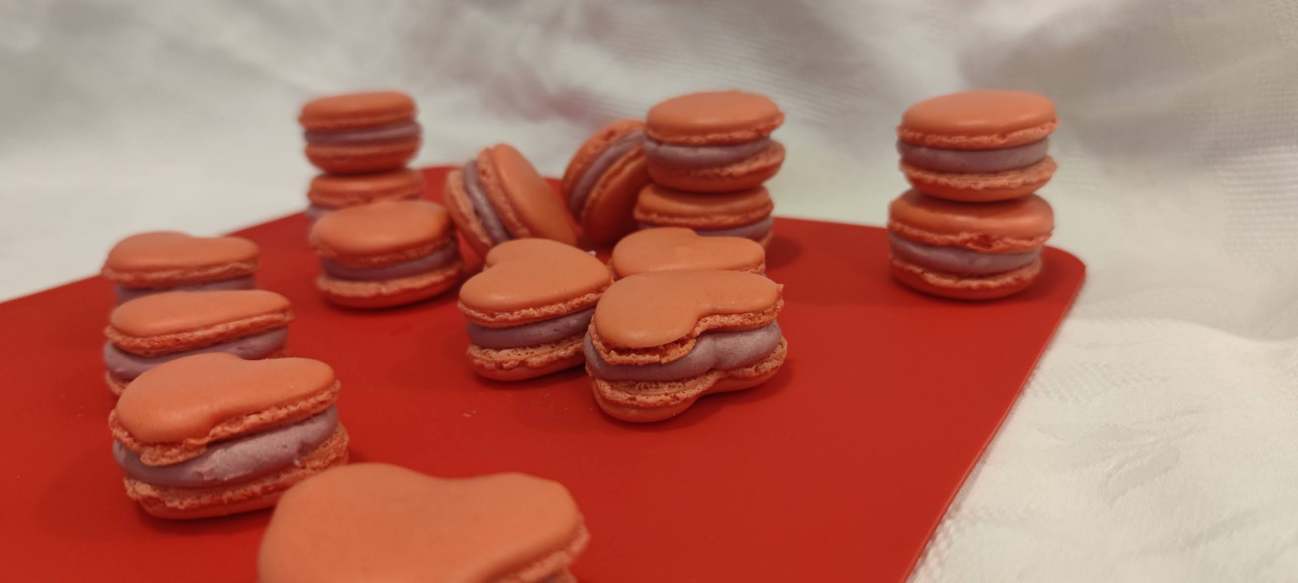 Desert macarons cu ganache de zmeura