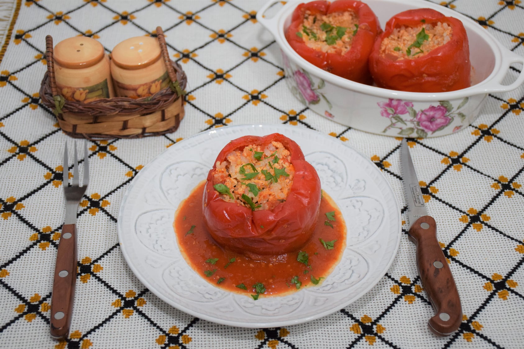 Ardei umpluti cu carne de curcan, in sos de rosii