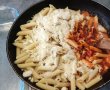 Paste (penne) cu bacon, mazare si suc de rosii-3