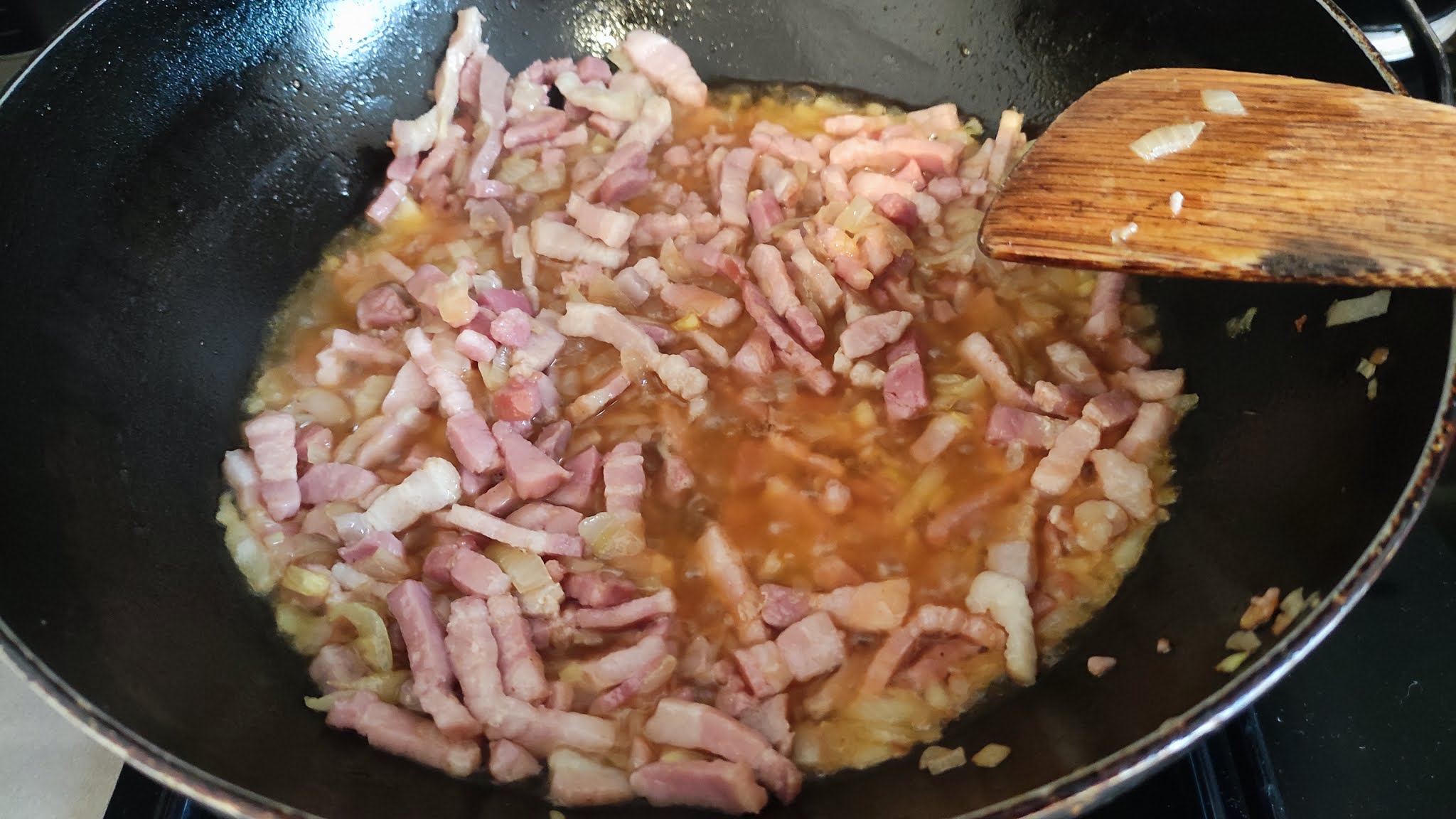 Paste (penne) cu bacon, mazare si suc de rosii