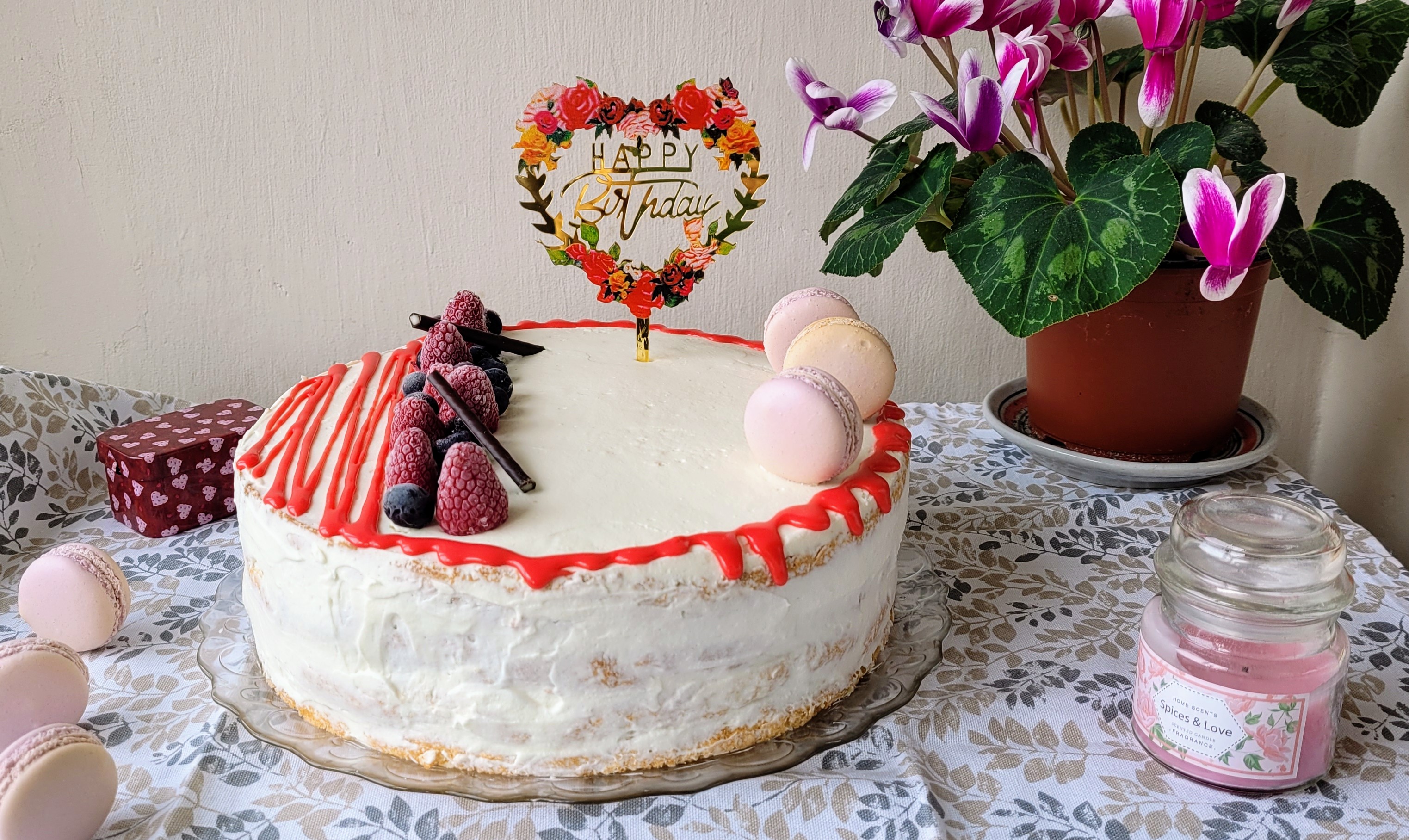 Desert tort aniversar cu crema de mascarpone si fructe - reteta cu nr. 1100