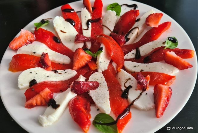 Salata de ardei copti cu capsuni si mozzarella