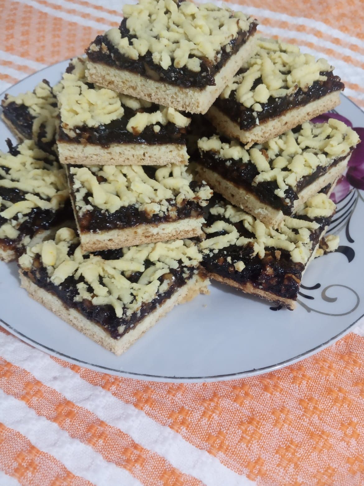 Desert prajitura de post cu gem de prune si miez de nuca