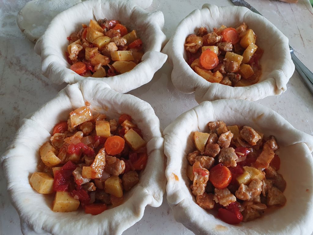 Reteta de pulpa de porc cu legume, in boluri de paine, la cuptor