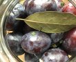 Reteta de prune aperitiv umplute cu menta, usturoi si gogosar, marinate la rece-7