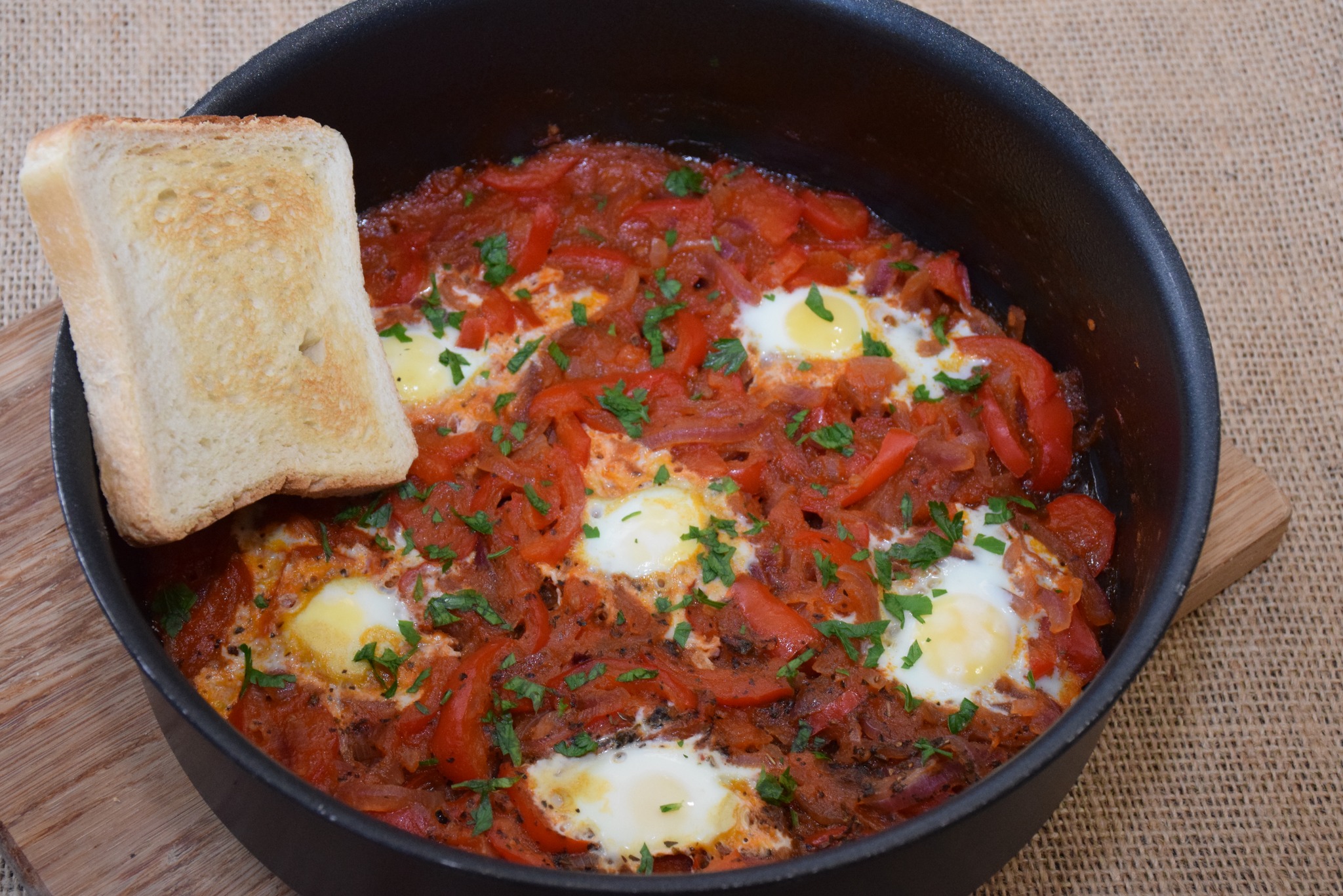 Reteta de shakshuka cu ardei si oua de prepelita