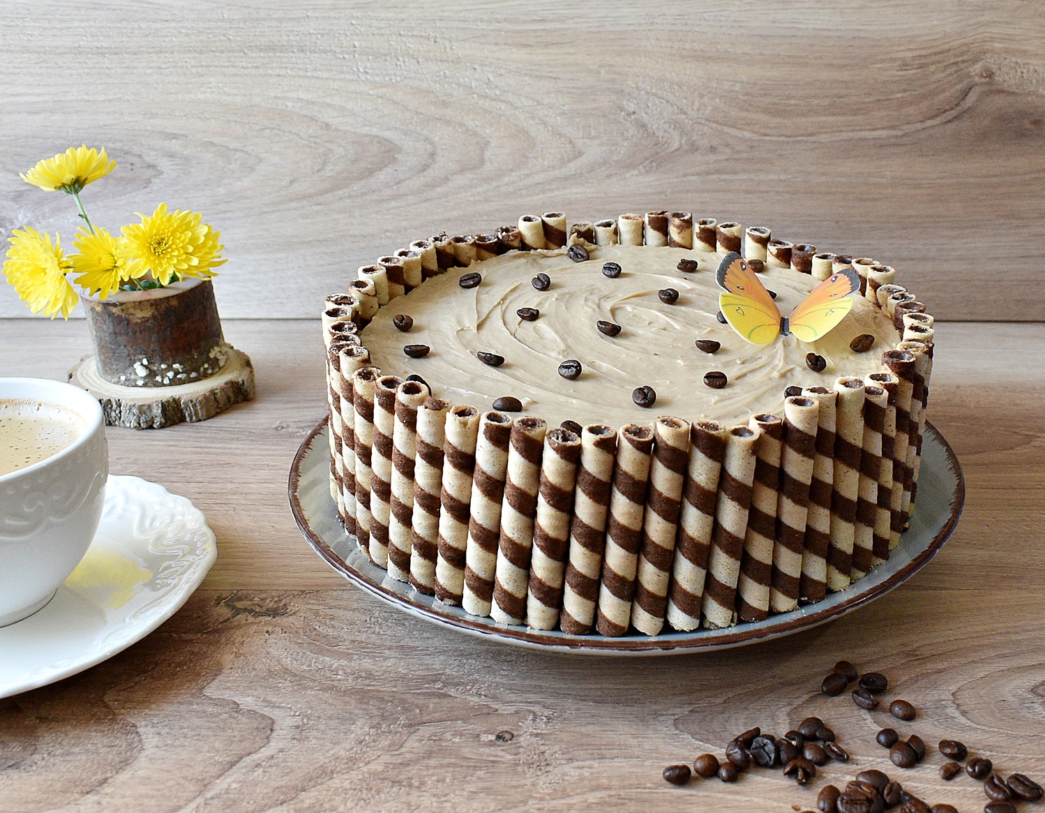 Reteta de tort cu crema de cafea si crema de fructe de padure