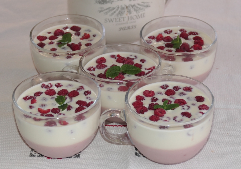 Panna Cotta cu zmeura  - Deliciu fin si cremos