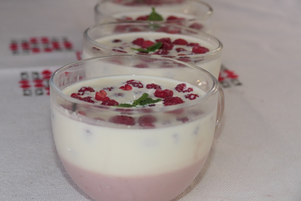 Panna Cotta cu zmeura  - Deliciu fin si cremos