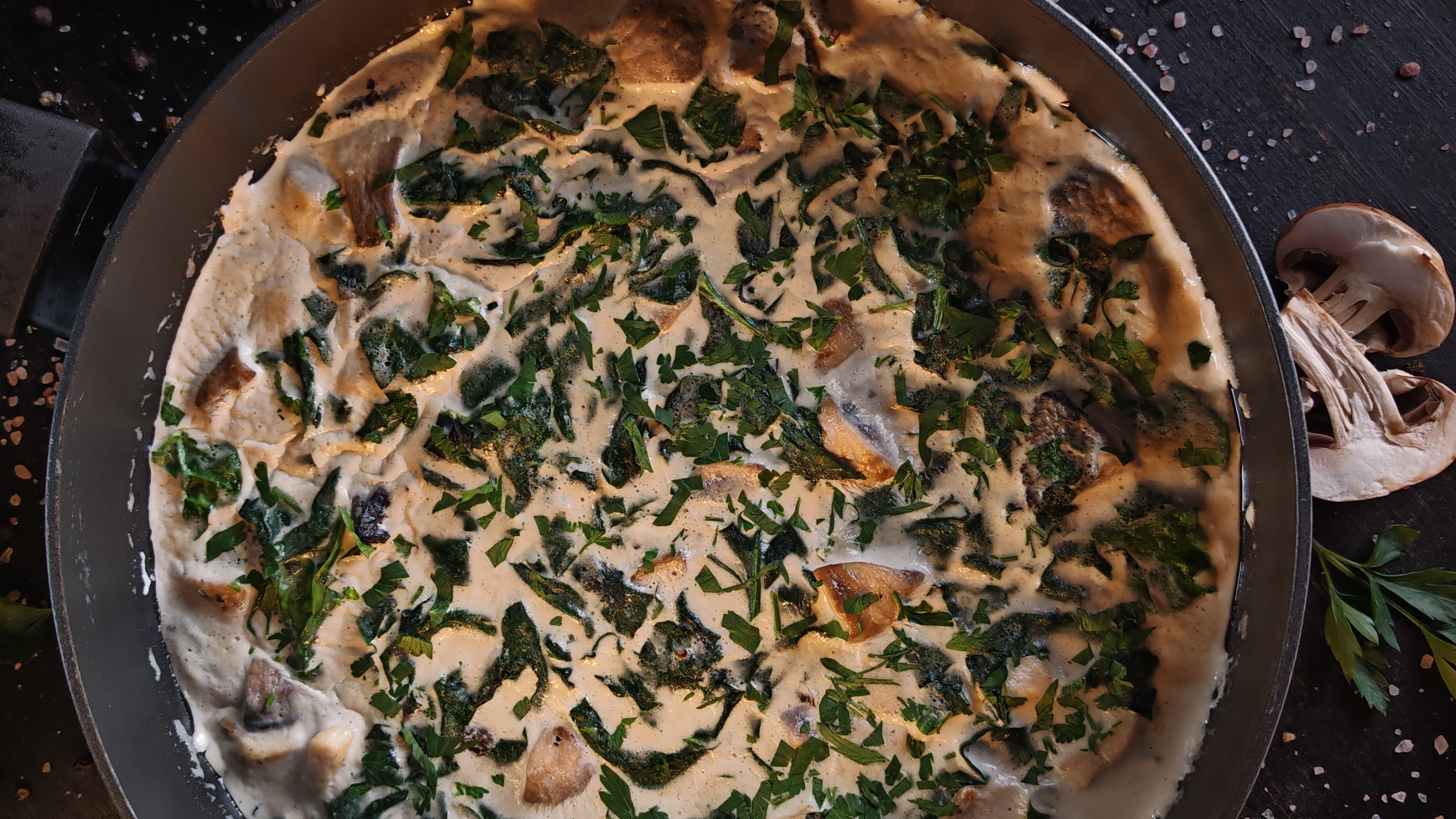 Pui cu spanac și sos de ciuperci cu smântână - Rețeta rapidă și savuroasă