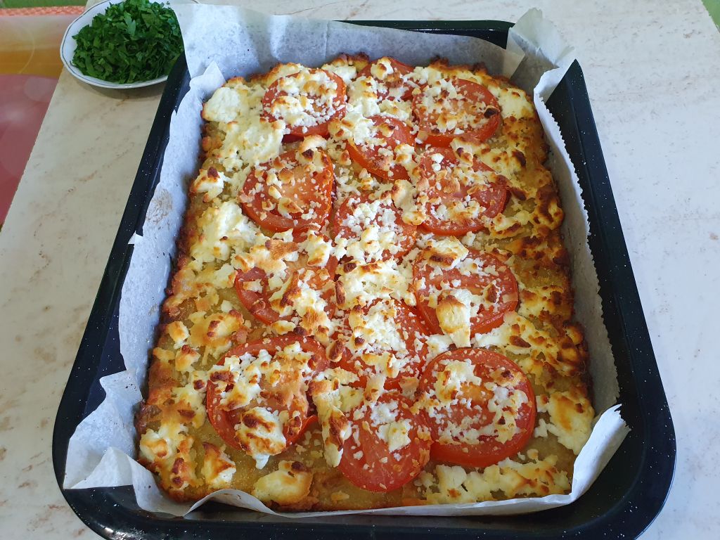 Pizza altfel, pe blat de cartofi - Reteta simpla si satioasa