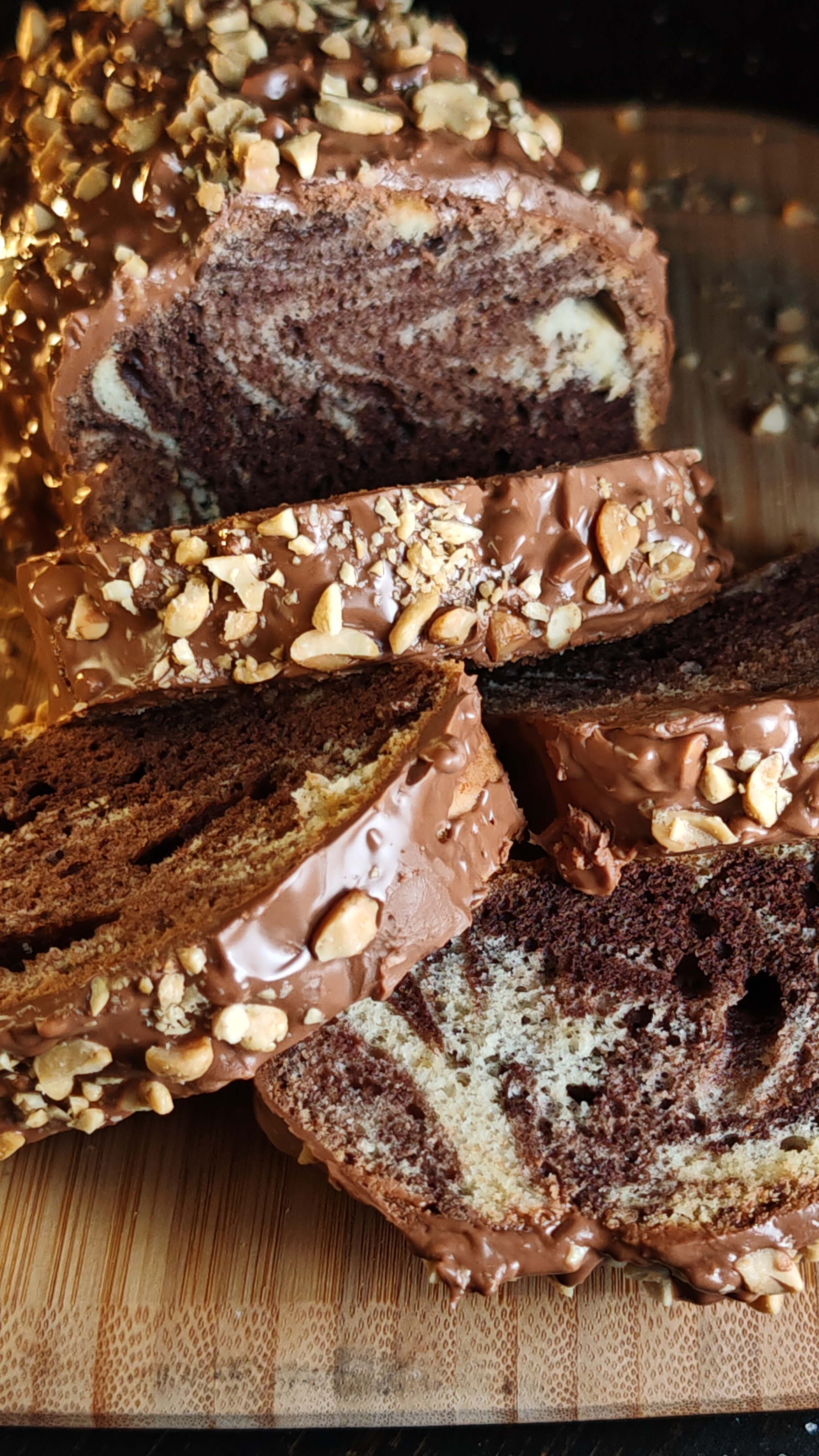 Chec cu ciocolată și alune - Deliciu pufos cu glazură crocantă