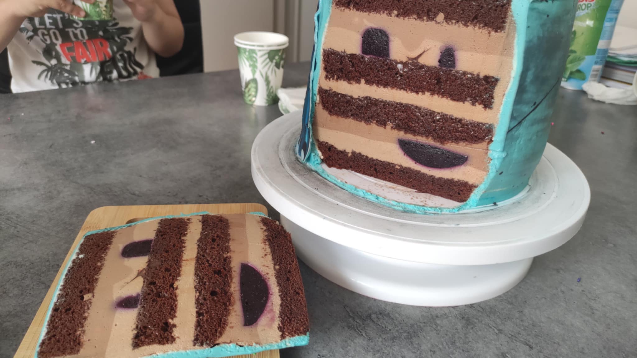 Tort cu lichior, cafea si jeleu de afine - Reteta delicioasa