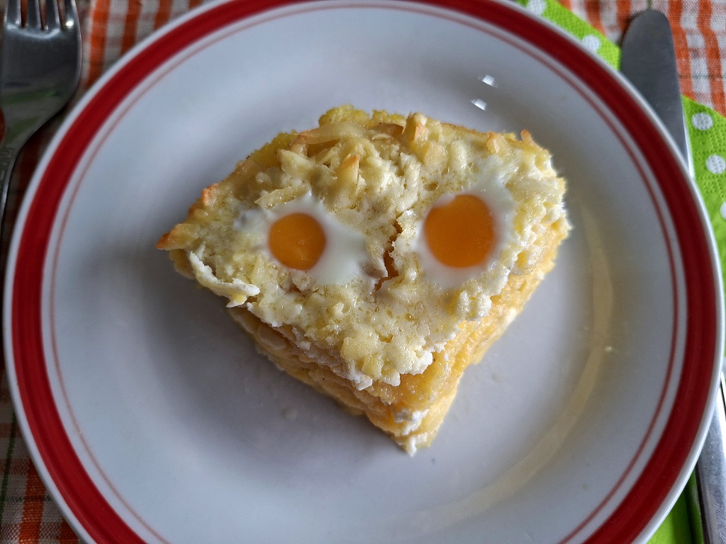 Mămăliguță în straturi, cu brânză de burduf și ouă de prepeliță