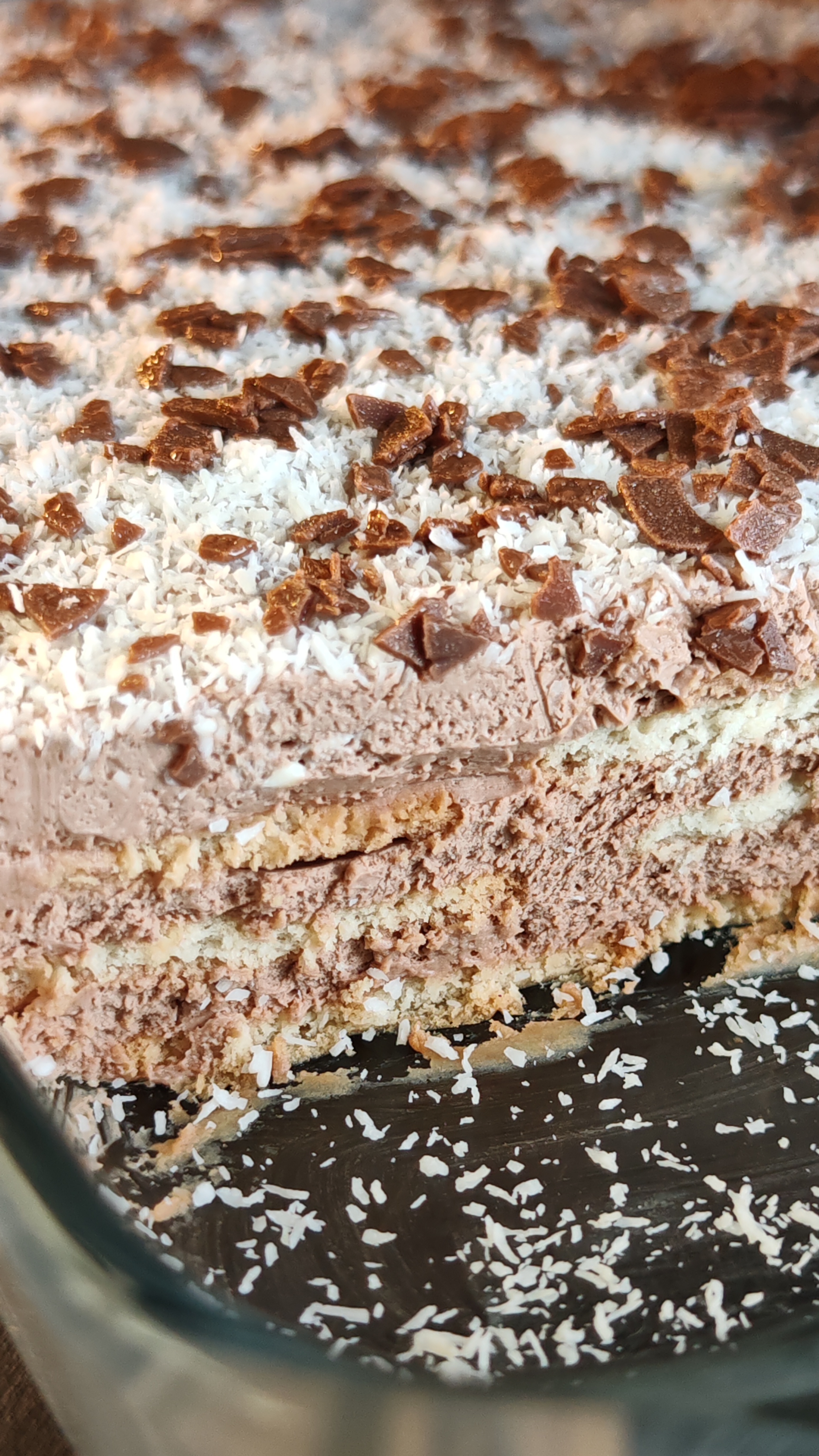 Prăjitură cu cremă de ciocolată și biscuiți - Rețeta delicioasă fără coacere