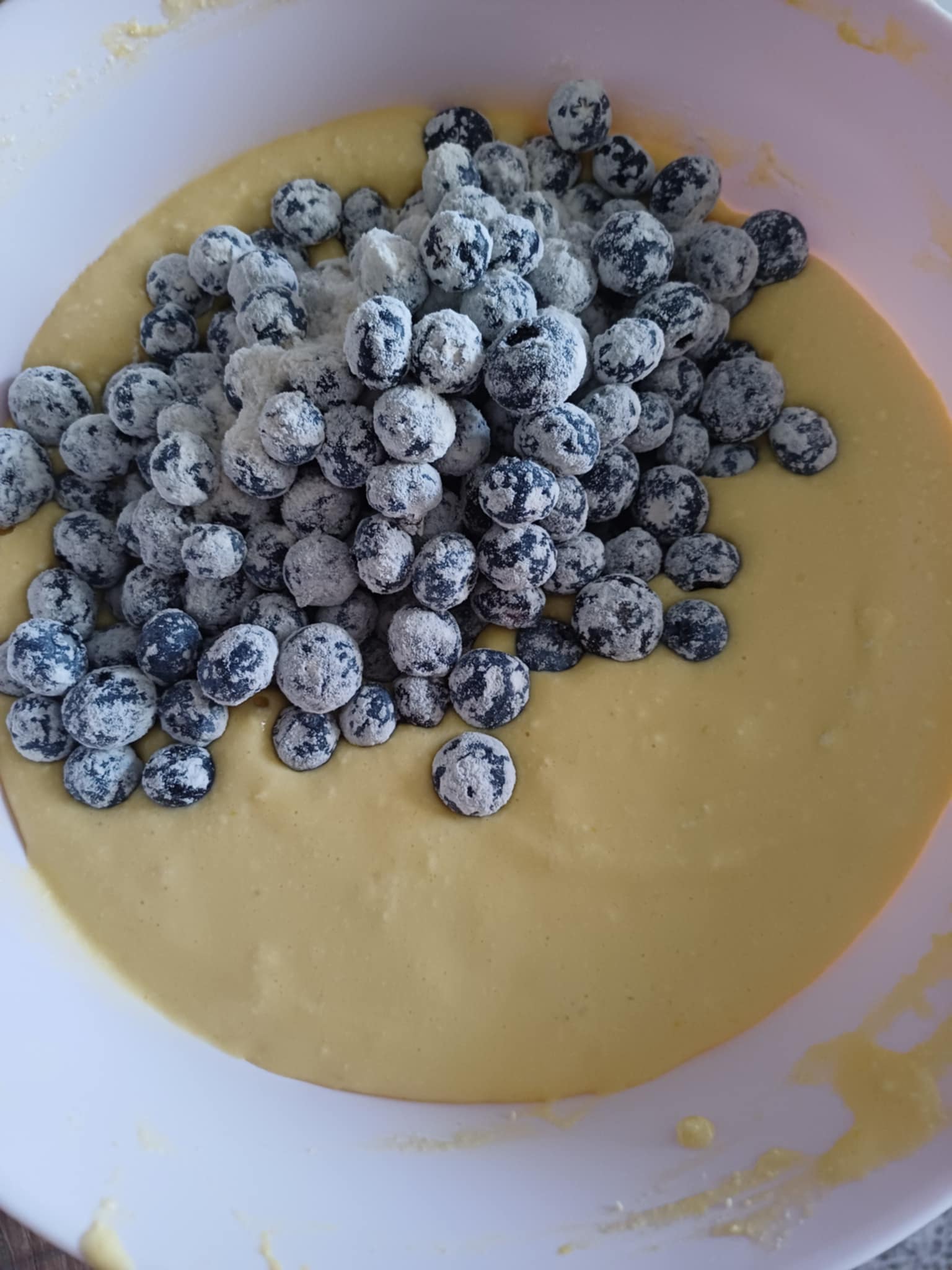 Prajitura cu branza de vaci si afine - Reteta gustoasa cu fructe