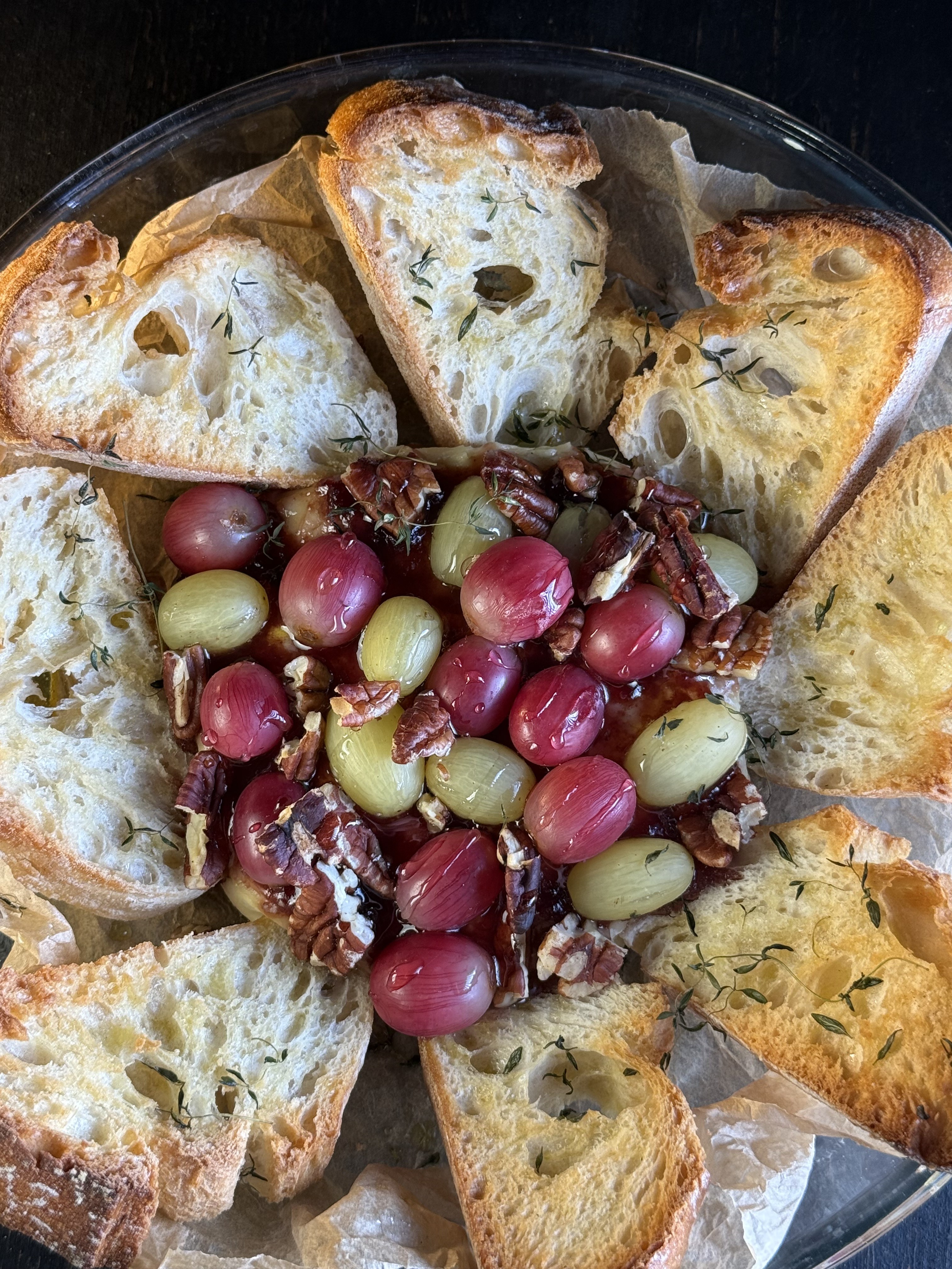 Brânză camembert cu struguri la cuptor - Aperitivul plin de savoare care te va cuceri