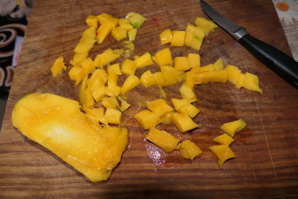 Prajitura cu mango si pralina cu alune de padure
