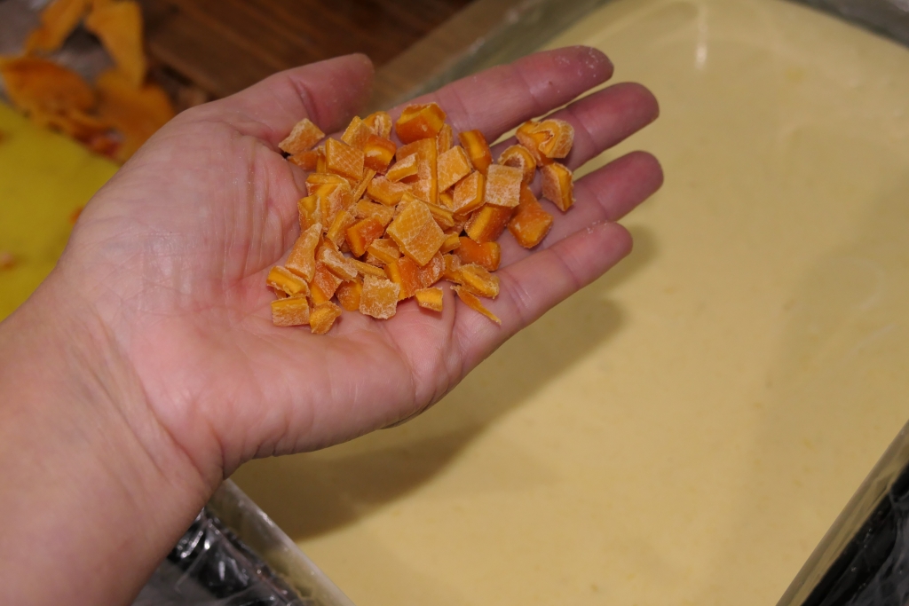 Prajitura cu mango si pralina cu alune de padure