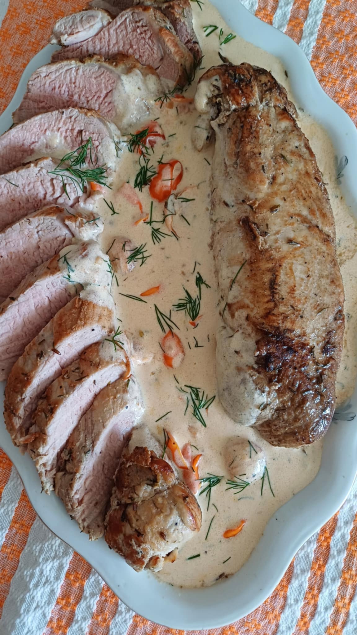 Muschiulet de porc cu sos de smantana - Reteta gustoasa la cuptor