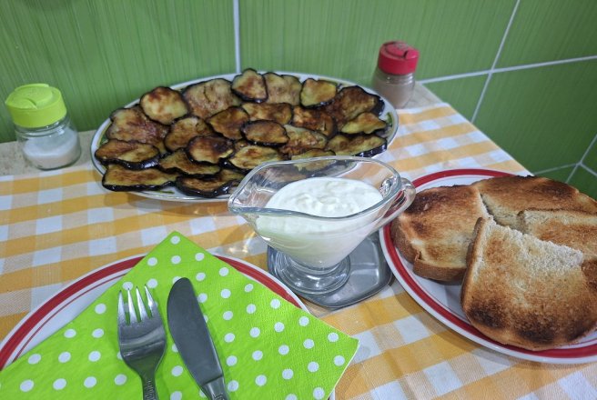 Rondele de vinete, cu sos de usturoi și smântână