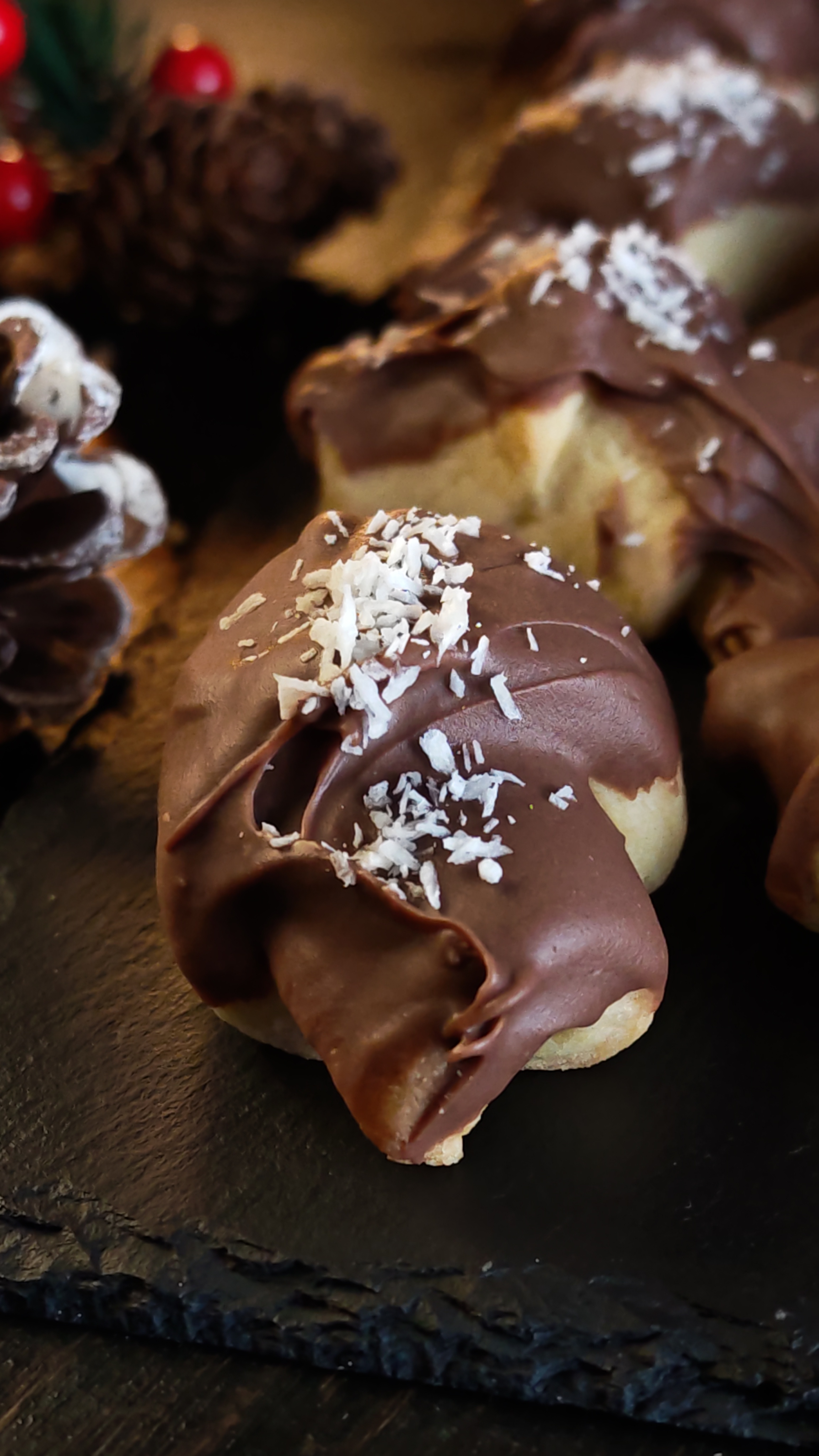 Cornulețe cu alune de pădure, cremă de fistic și ciocolată - Fragede și delicioase