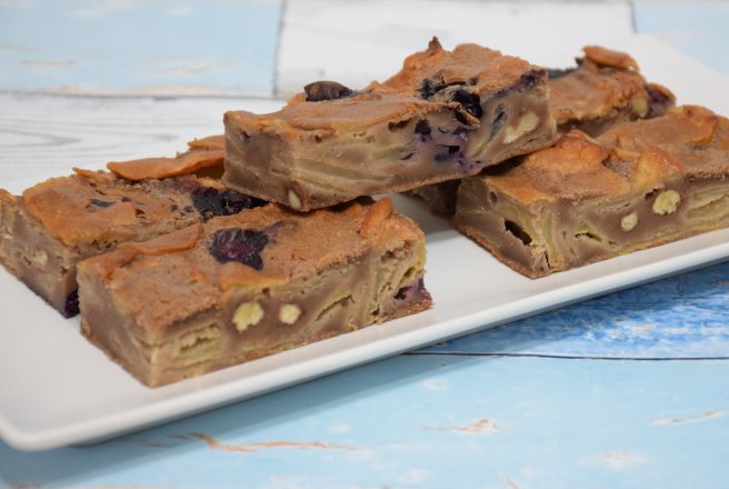 Prajitura cu mere, afine si nuci