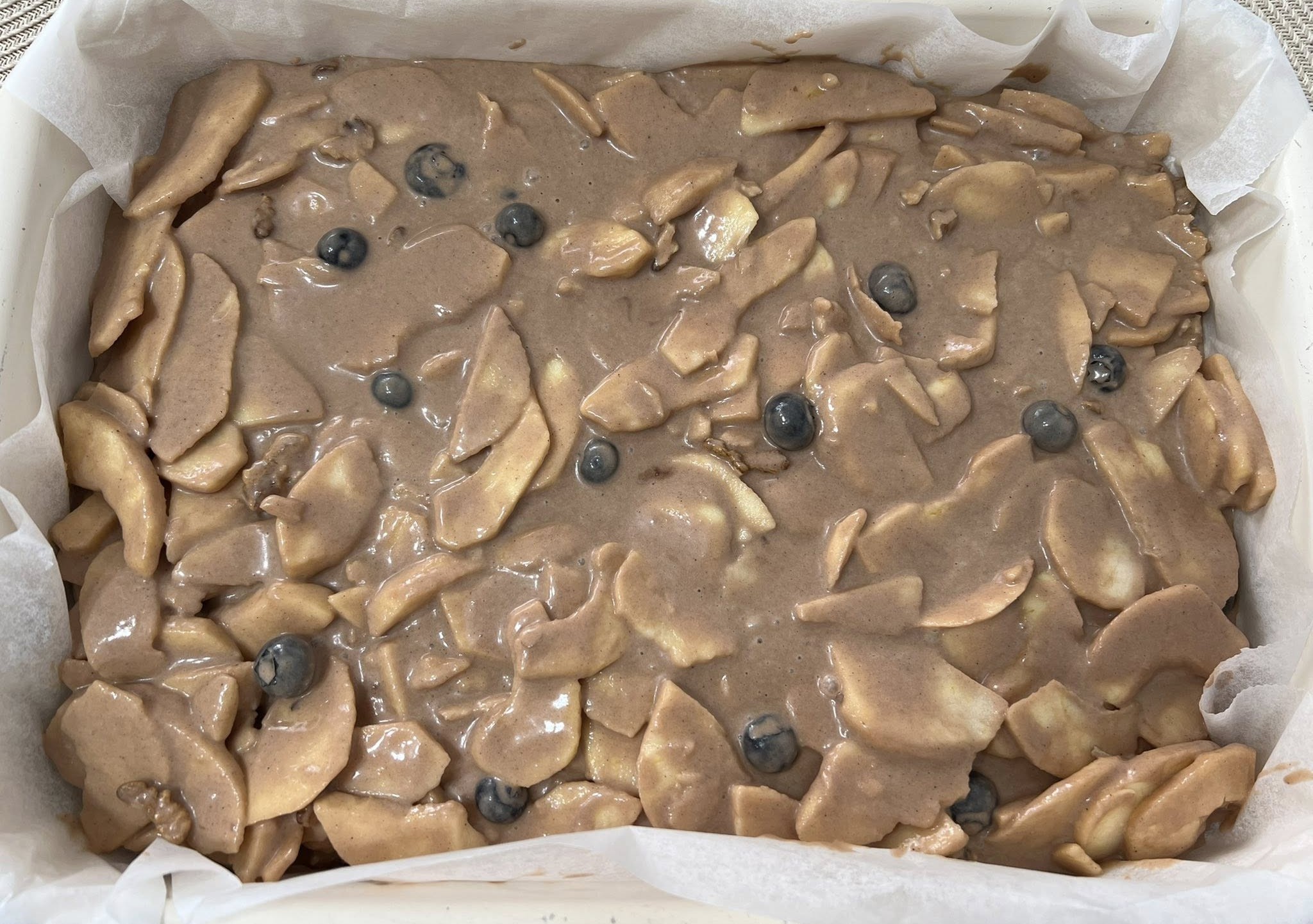 Prajitura cu mere, afine si nuci