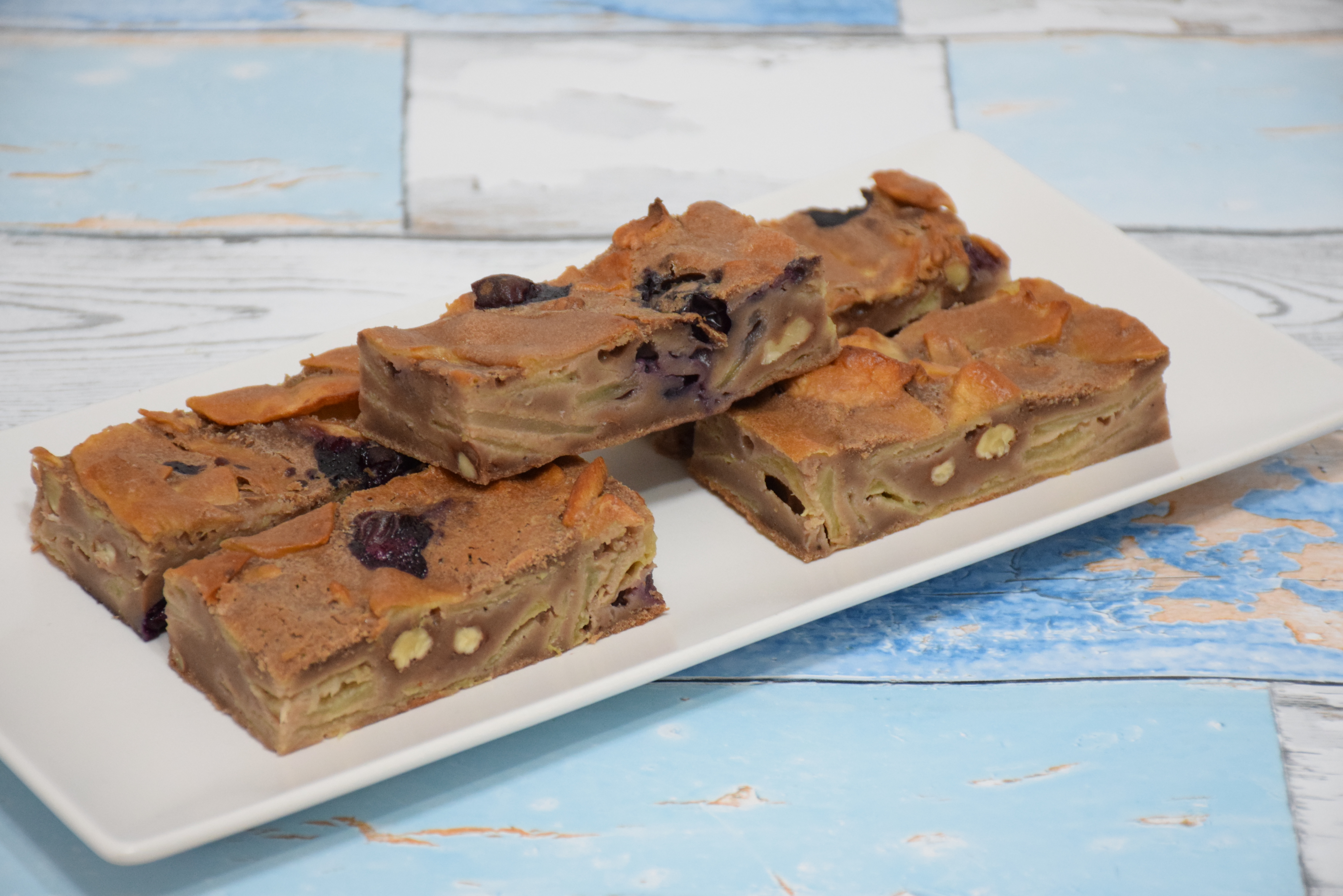 Prajitura cu mere, afine si nuci