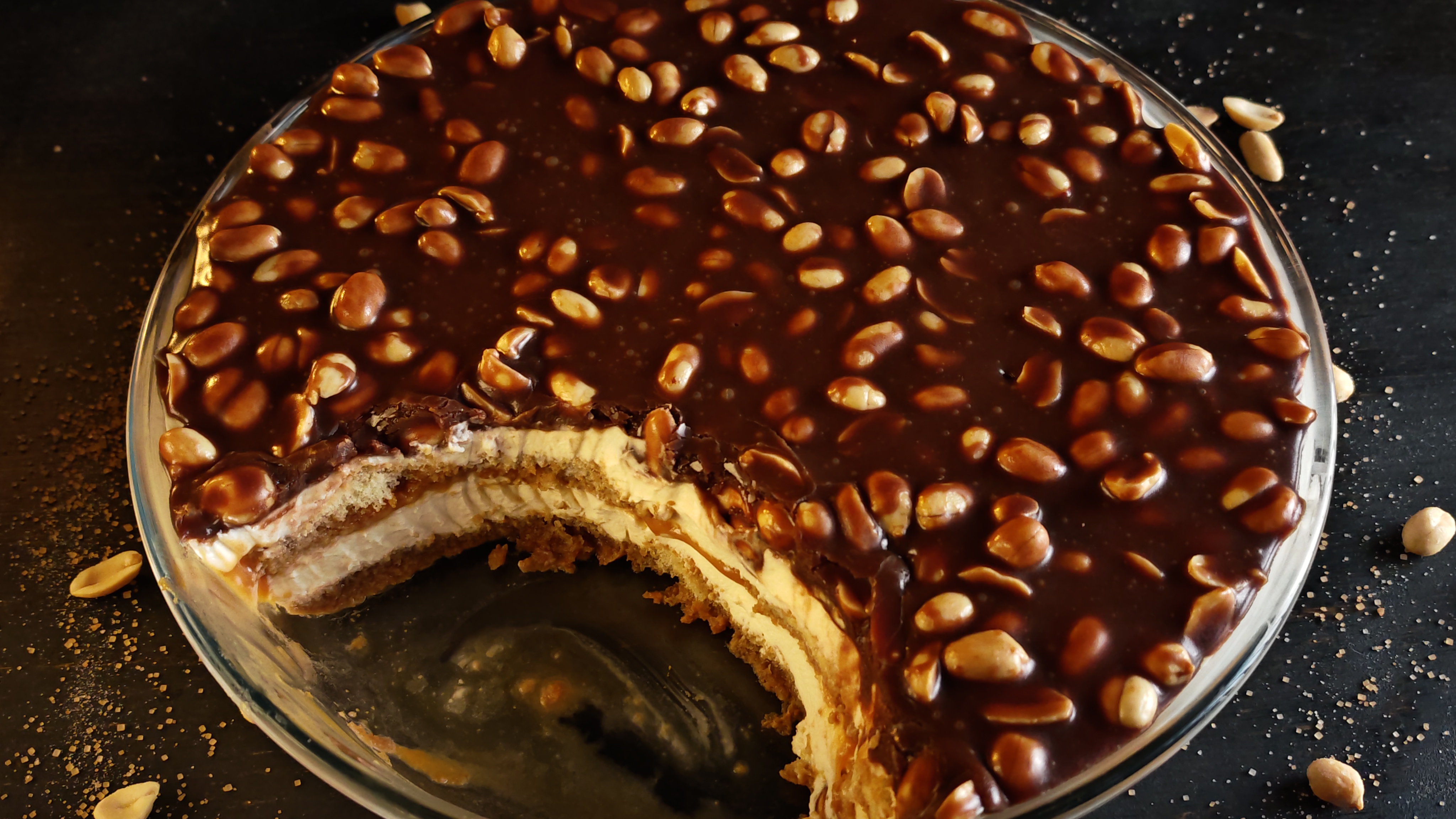 Tiramisu Snickers – desert cremos cu mascarpone, caramel și arahide crocante