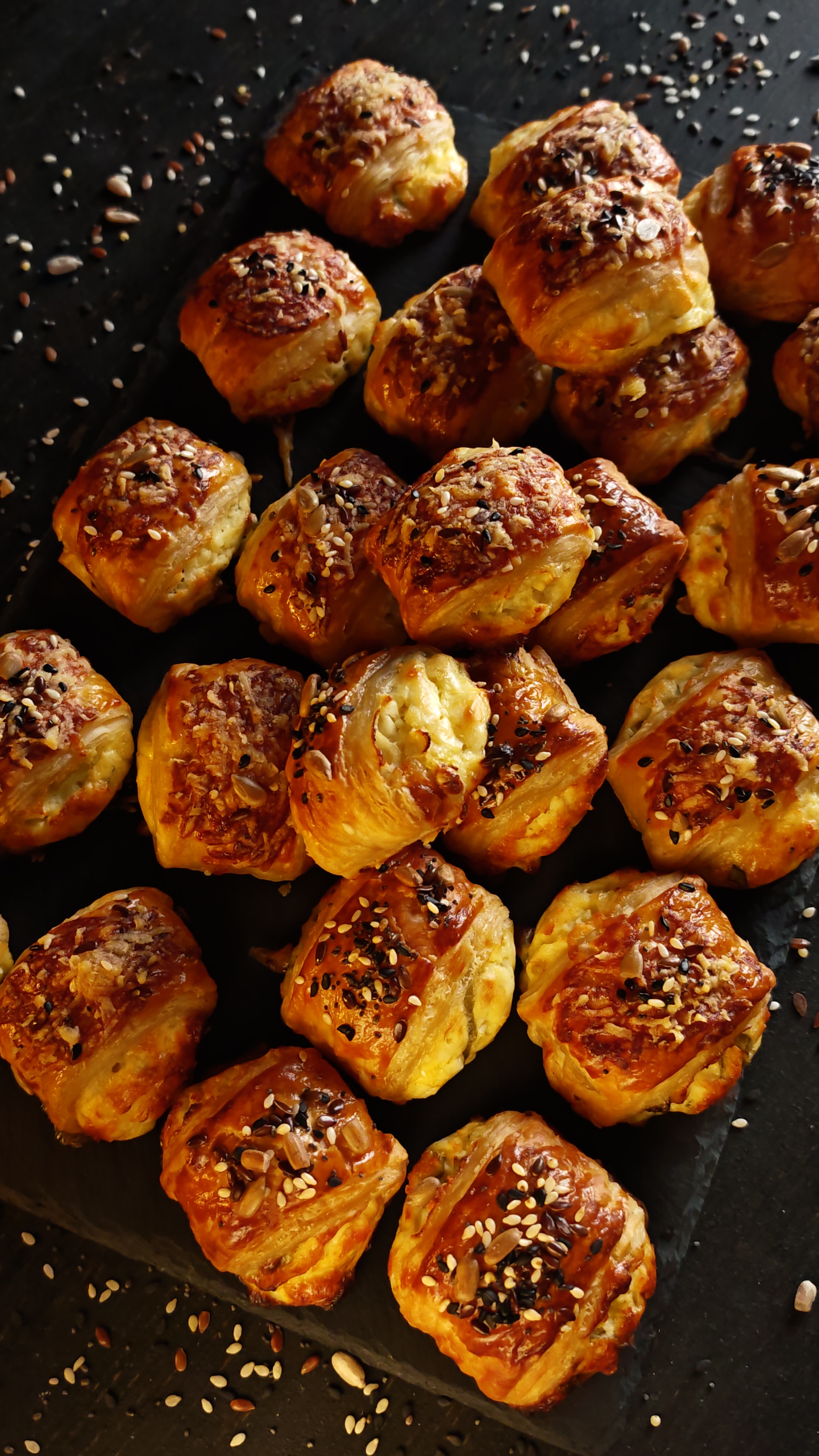 Mini pateuri cu brânză și ceapă verde - Rapide și delicioase