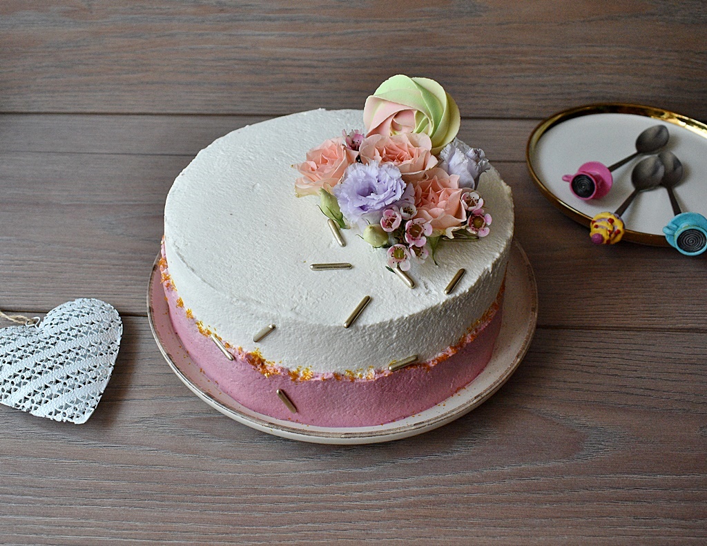 Tort cu crema de fistic, ciocolata si zmeura - Reteta delicioasa si aromata